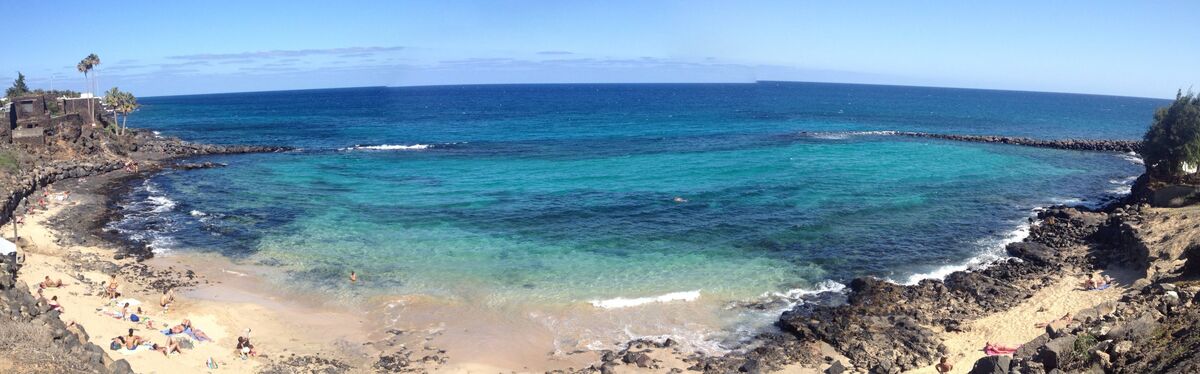 Playa El Ancla panorama, a sheltered turquoise cove in Costa Teguise