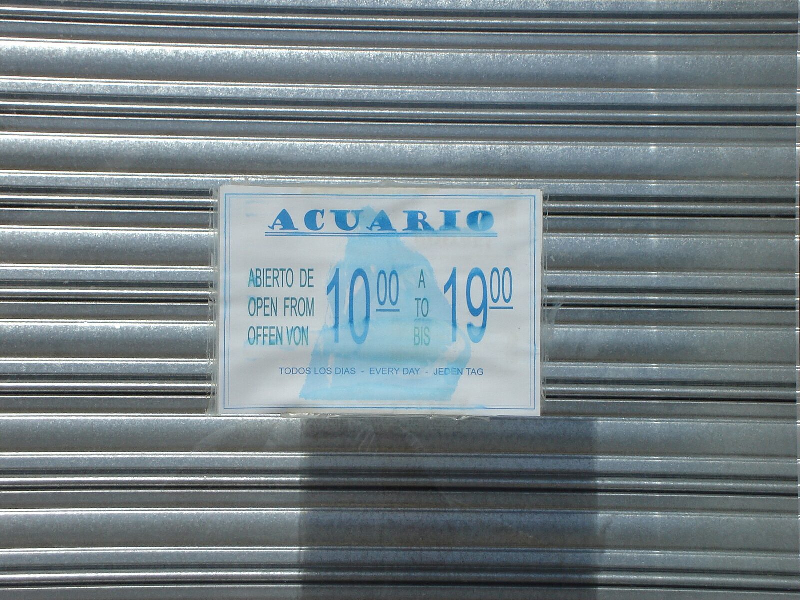 Lanzarote Aquarium on Avenida del Jablillo in Costa Teguise, a wet-day backup with a 500,000 litre shark tank