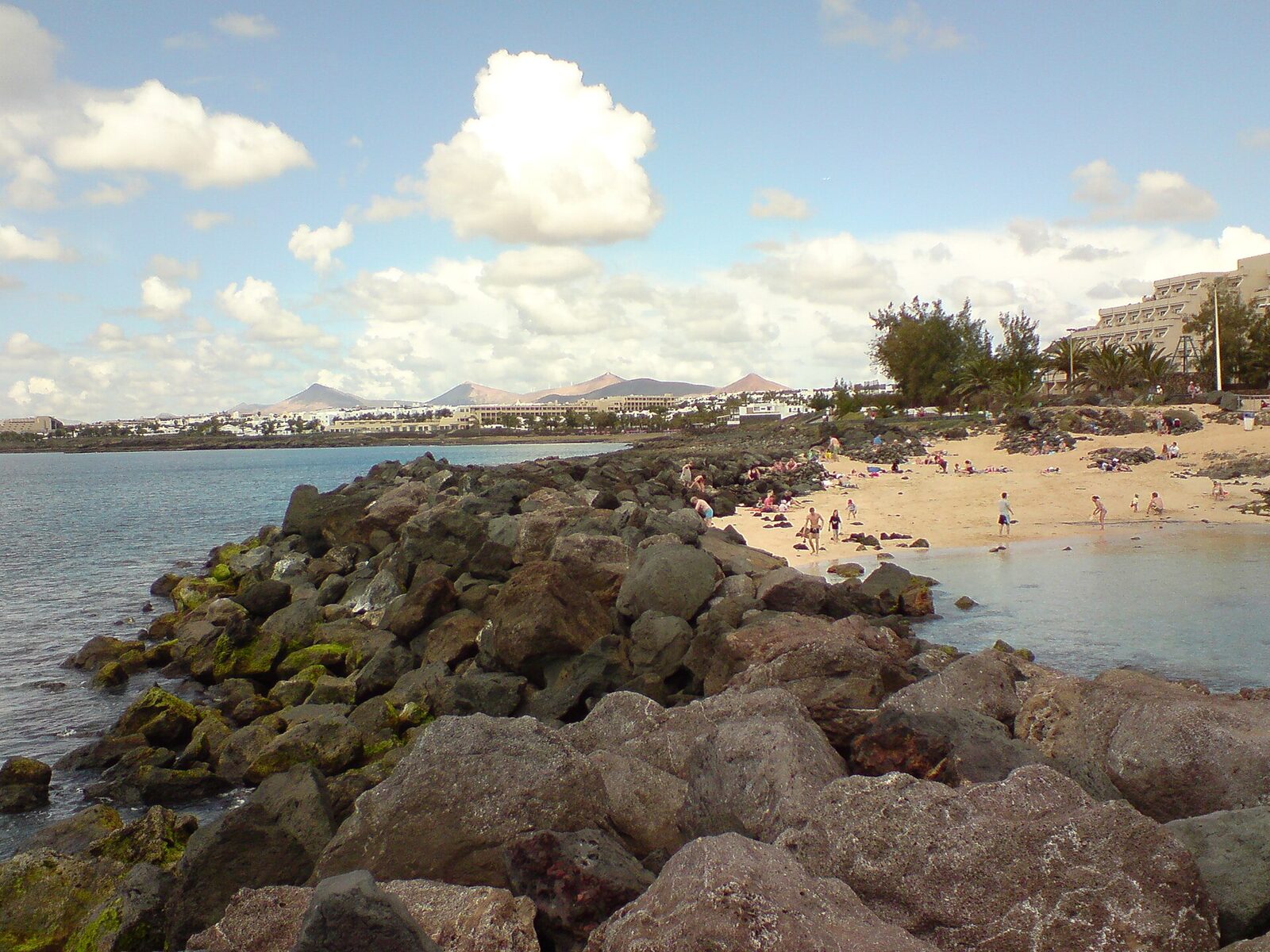 Playa del Jablillo, the natural rock-pool beach in Costa Teguise that works at any tide for small children