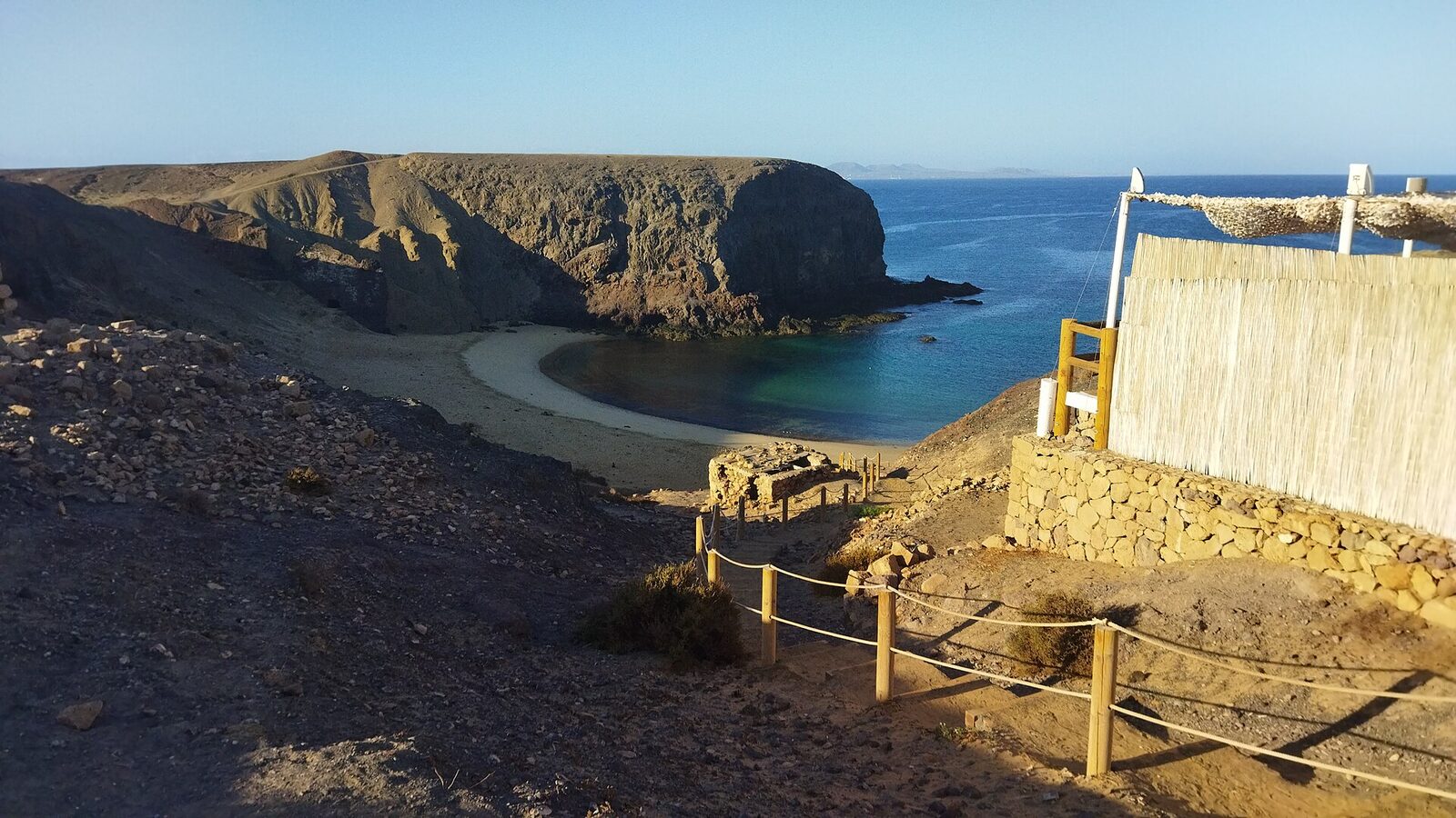 Playa Papagayo Yaiza Lanzarote, a sheltered golden sand cove inside the Los Ajaches protected area